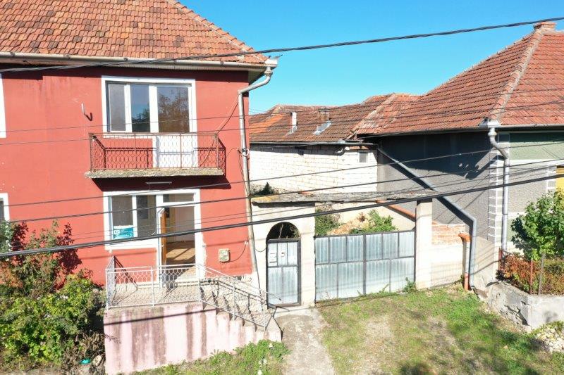 Vanzare casa 5 camere, regim inaltime P+1, an constructie 2002, si teren in Rieni, Judetul Bihor, ID 14150